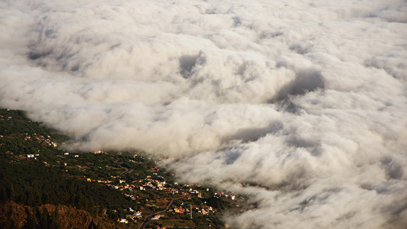 El envite del mar de nubes
El "mar de nubes", formado por una densa capa de estratocúmulos, incide sobre el norte de las islas canarias más montañosas sumiendo en un ambiente de frescor y humedad dichas áreas. En la imagen, el valle de La Orotava queda literalmente sumergido debajo de esta capa de nubes.
Álbumes del atlas: mar_de_nubes ZFV14 z_top10trim_mrsycscds