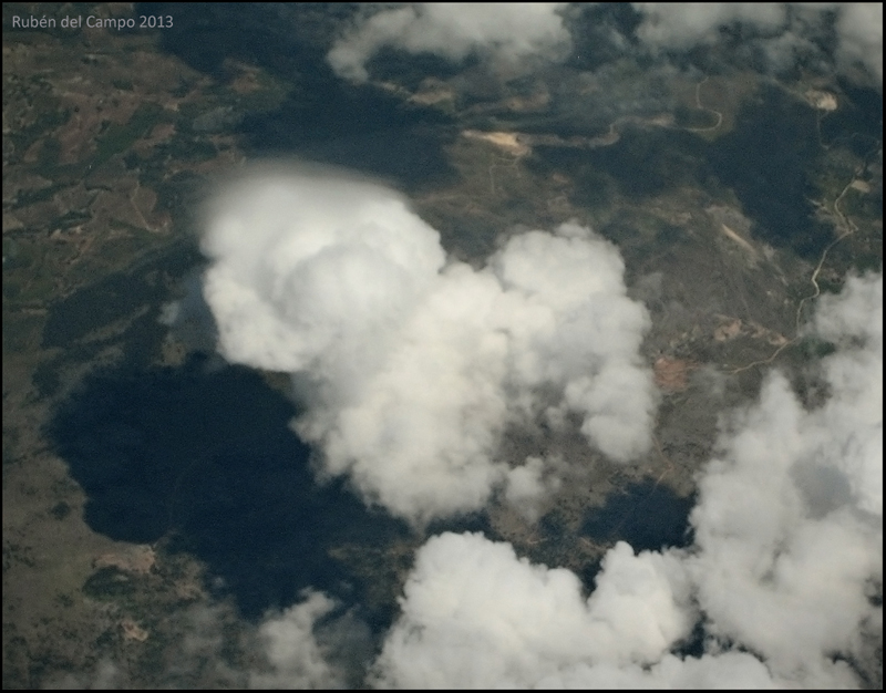 Cumulus mediocris pileus
Nubes de evolución vistos desde un avión. Ésta en concreto nos recuerda a un perrito con melena ;-)
Álbumes del atlas: nubes_que_se_parecen_a_objetos