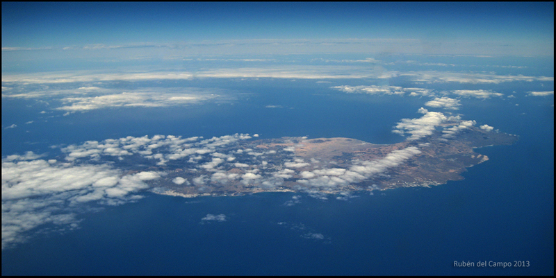Nubes en línea sobre Lanzarote
La isla de Lanzarote vista desde un avión nos muestra una curiosa hilera de Cumulus, probablemente debida a la presencia de un sistema montañoso perpendicular al flujo de viento.
