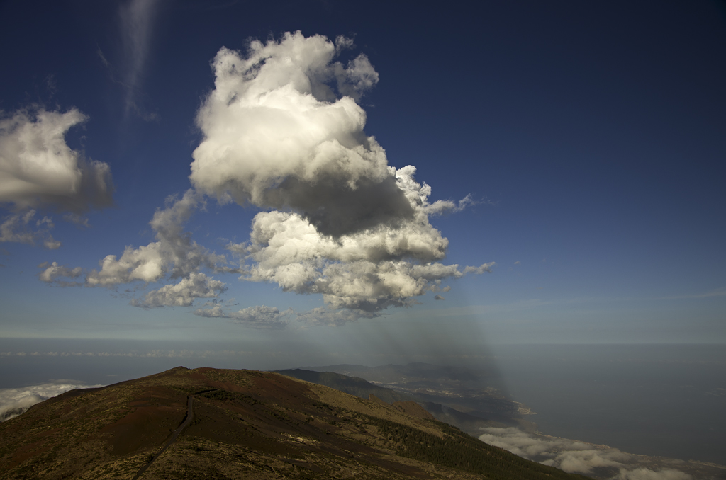 Los cúmulos y su sombra (PRIMER PUESTO FOTO-OTOÑO'2014)
Unas nubes cumuliformes que se desarrollaron sobre la cordillera dorsal de Tenerife proyectan sombras claramente visibles sobre la parte inferior de la atmósfera, posiblemente con presencia de polvo en suspensión
