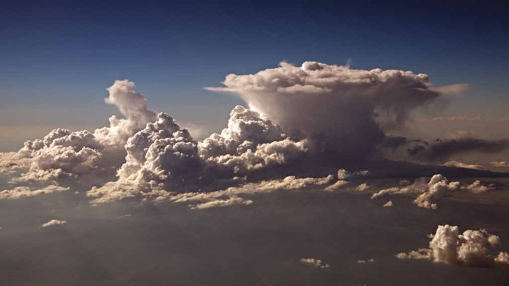 Nubes tempestuosas
El 28 de mayo del 2015 se producía una situación de inestabilidad atmosférica sobre la península Ibérica que provocó la formación de nubes de evolución diurna, como este Cumulonimbus capillatus incus.
