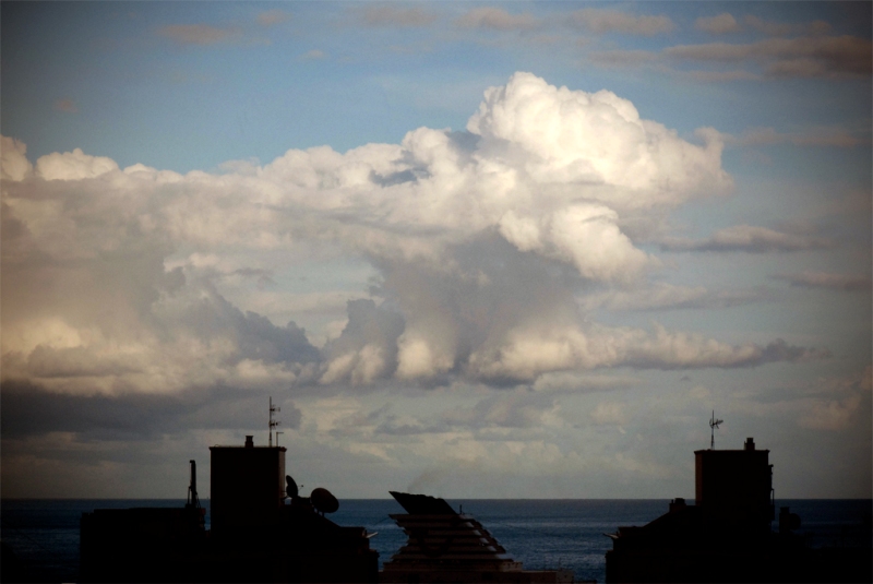 Desarrollos al E-NE de Tenerife (I)
Nubes de desarrollo vertical al NE de Tenerife la tarde del 10 de marzo del 2011. 
