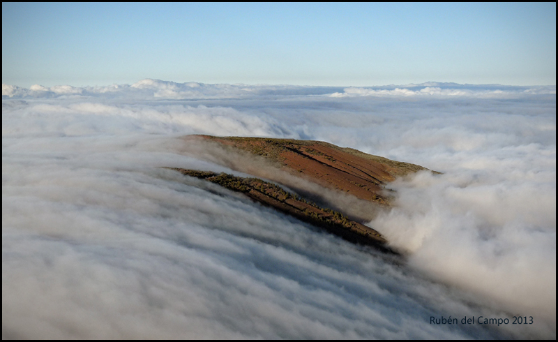 Cascada de nubes
La capa de Stratocumulus asociada al alisio a veces aumenta su grosor y es capaz de atravesar la cordillera divisioria de Tenerife, formando estas bellas cascadas. 
