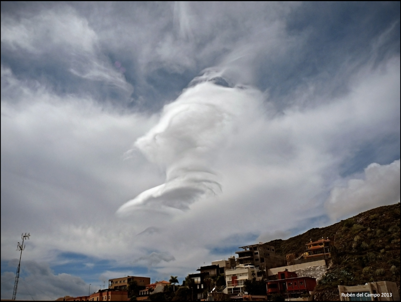 Lenticularis sobre Santa Cruz de Tenerife
Los primeros días de marzo del 2013 la isla de Tenerife se vio afectada por un temporal de lluvia y viento. La llegada de inestabilidad se reflejó en la formación de nubes tan curiosas como este Altocumulus lenticularis, generado gracias a la orografía insular.
