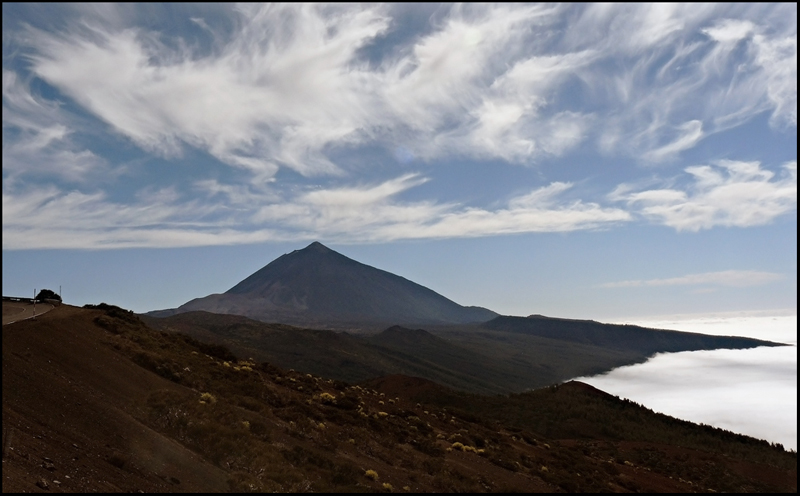 Altocumulus floccus virga
"Nubes alrededor del Teide"

El pico del Teide está rodeado de nubes por arriba (Cirrus y Altocumulus floccus y por abajo (Stratocumulus)
