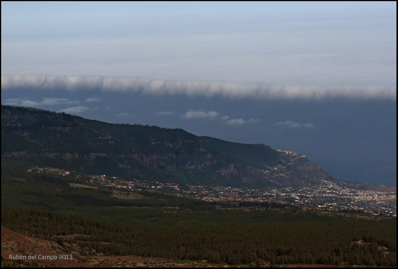 Mar de nubes cortado a cuchillo
Vista parcial del mar de nubes al Norte de Tenerife, sobre el mar. Al llegar all valle de la Orotava sufre una interrupción brusca. Parece como si estuviera cortado a cuchillo
