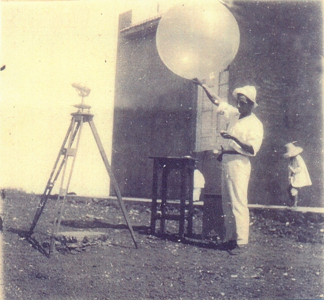 Sondeo atmosférico desde Izaña
Esta fotografía, que muestra a un operario del Observatorio de Izaña dispuesto a lanzar un globo sonda, fue tomada a mediados de los años 20 del siglo pasado.
Álbumes del atlas: instrumentación curiosidades