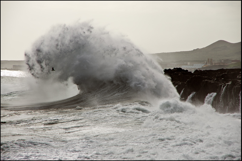 "Ola kelvin-helmholtz"
Un temporal marítimo provoco la formación de un importante oleaje en la costa de Tenerife. En la imagen podemos ver una de esas olas impactando contra las rocas de la localidad de Candelaria, en el este de la isla tinerfeña.
Álbumes del atlas: olas ZCENE14