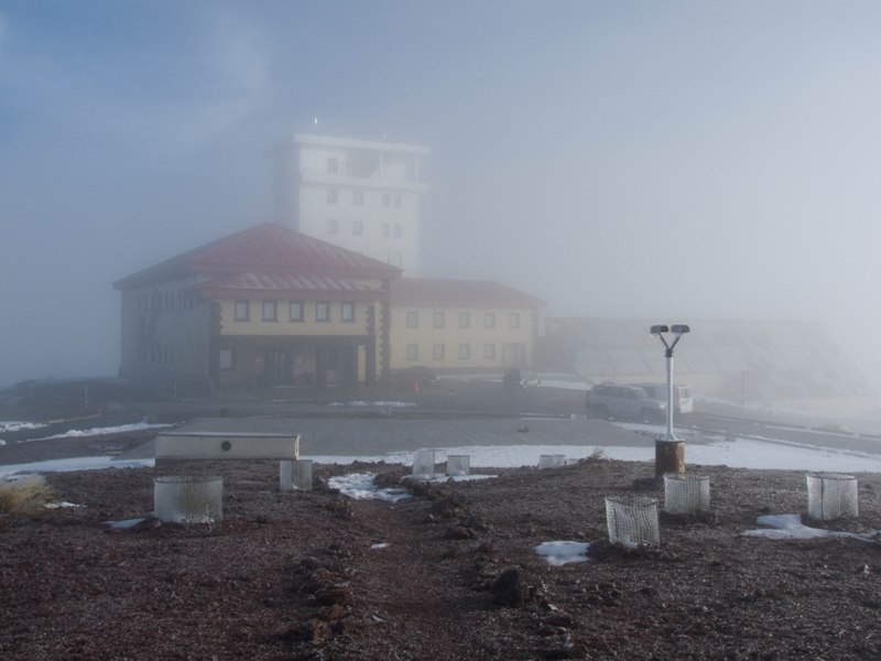 Niebla engelante
Vista del edificio principal del Observatorio Atmosférico de Izaña la mañana del 31 de enero del 2001, tras una noche en la que el frío y la acumulación de hielo en el instrumental y vegetación del entorno fueron los protagonistas.
