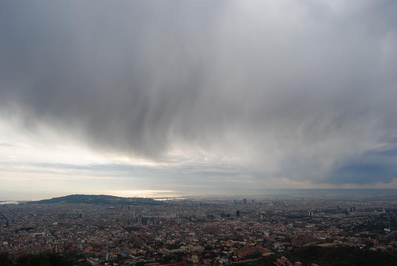 Virga
En cuestión de 30 minutos pasaron sobre la ciudad de Barcelona estas nubes de las que colgaban interesantes cortinas de precipitación que no tocaban suelo. Imagen del dia 2 de diciembre de 2010 a las 11:45h.
