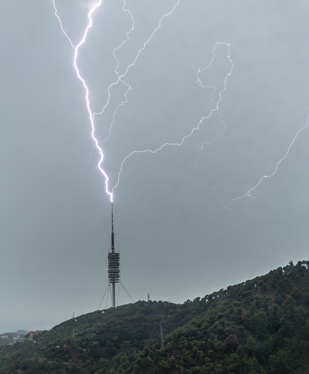 Una tormenta matinal en Barcelona dejo caer numerosos rayos sobre la Torre Collserola, el pararrayos oficioso de la ciudad. Situada a unos 850 metros de distancia del observatorio Fabra, desde donde se hizo la fotografía con todas las medidas de seguridad, pues la foto está tomada desde el interior y tras una ventana cerrada. En ese momento llovía y hacia bastante viento.
