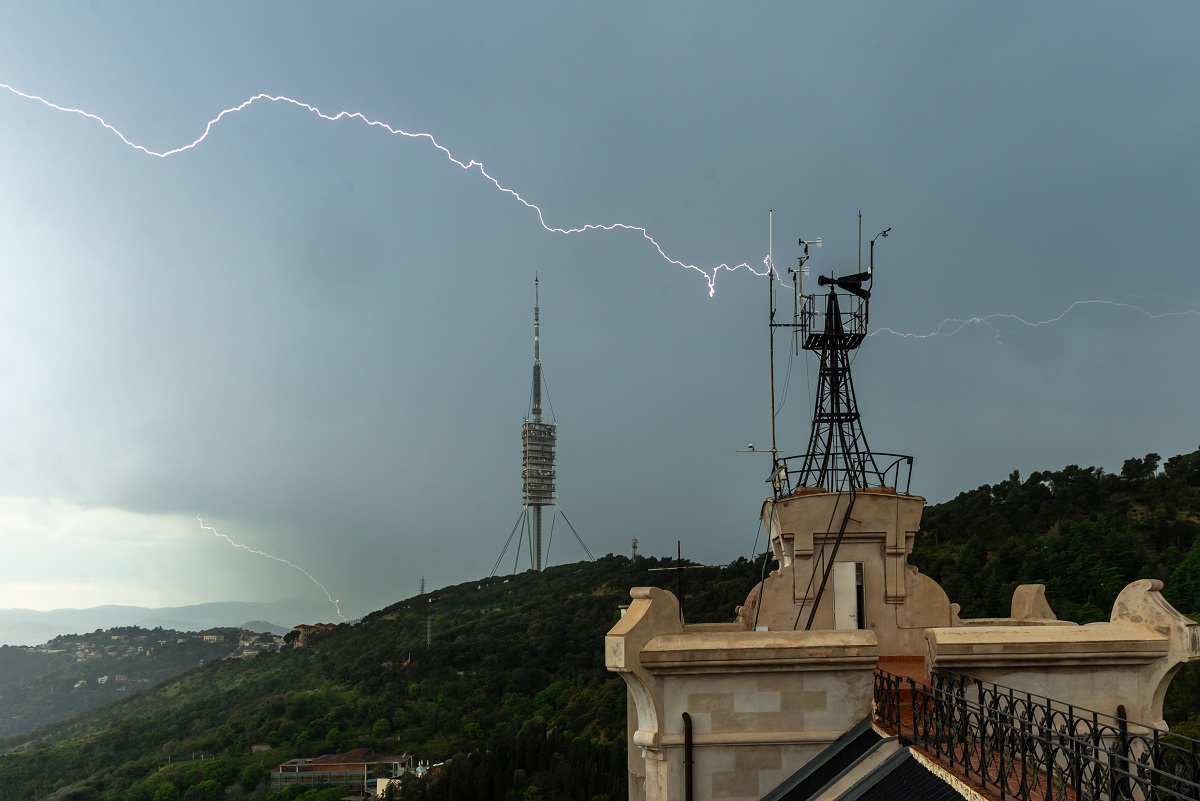 Una tormenta desgastada llegaba a las proximidades de Barcelona a primera hora de la tarde y este fue el único rayo que dejó escapar en su etapa final.
