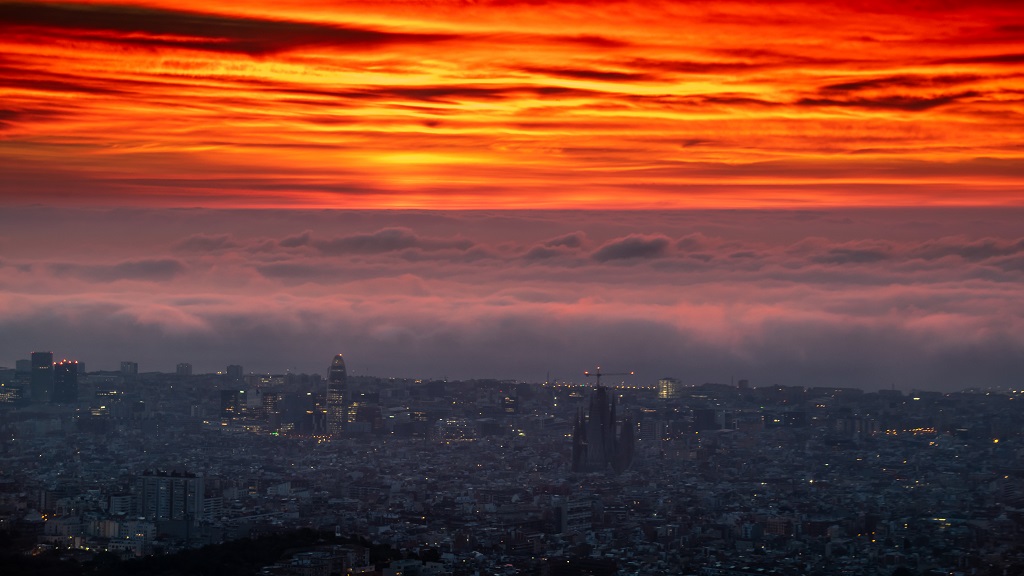 CANDILAZO Y MAR DE NUBES
Un candilazo matinal con nubes medias se combina con un mar de nubes bajas sobre el Mediterraneo acercandose a la costa de Barcelona. La luz roja reflejada por las nubes medias ilumina tenuemente a las bajas.
