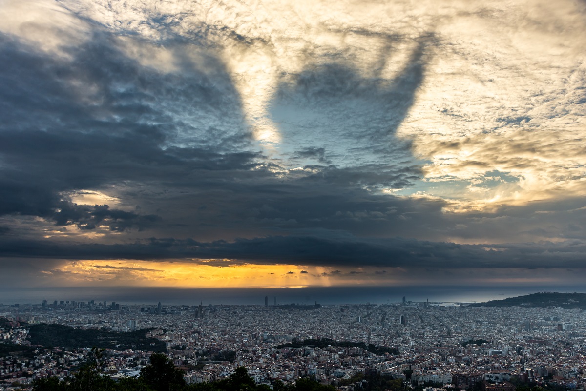 La presencia de cumulus congestus mar adentro casi invisibles en esta toma al quedar parcialmente ocultos por una capa de nubes mas cercanas, se hace evidente con la sombra que proyectan bajo una capa de altocumulus poco después de salir el Sol
