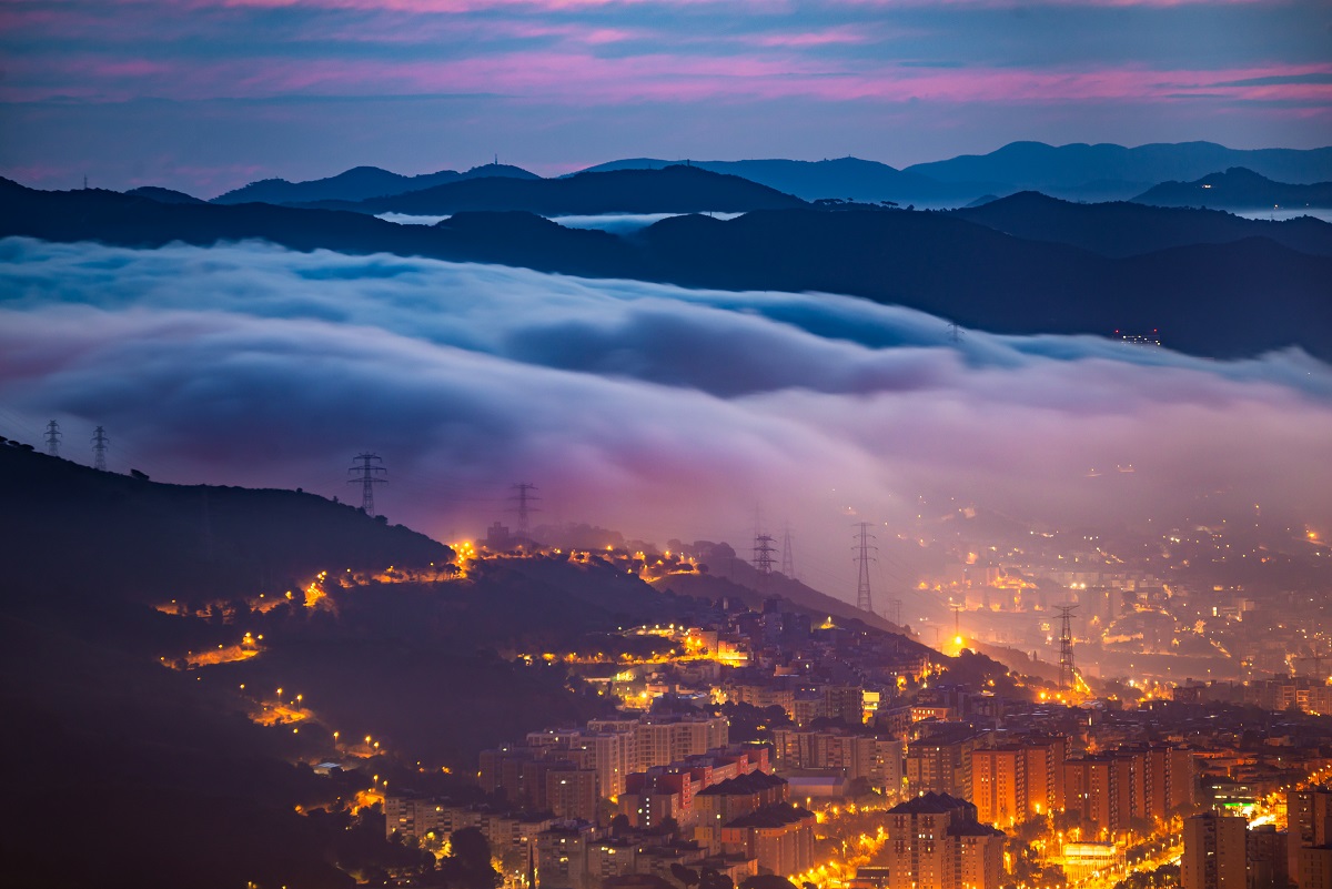 Un banco de nubes bajas stratus invade algunos barrios de la ciudad de Barcelona durante la madrugada del día 9 de abril. Esta niebla de radiación se genera en el prelitoral de Barcelona durante la noche y a primeras horas de la mañana, el suave viento de tierra a mar, la empuja a través de la Sierra Litoral para caer sobre la ciudad.
