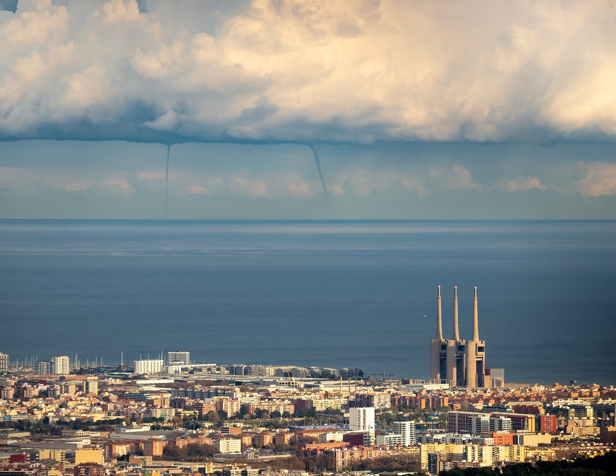 A mediodía de crecieron grandes cúmulos mar adentro frente a la costa de Barcelona. Durante unos minutos aparecen varias tubas, dos de las cuales se convierten en trombas marinas al tocar la superficie del mar. Más tarde incluso se simultanearon con dos tubas más que no desarrollaron tromba. Este hecho es muy poco frecuente en el mes de diciembre. 
