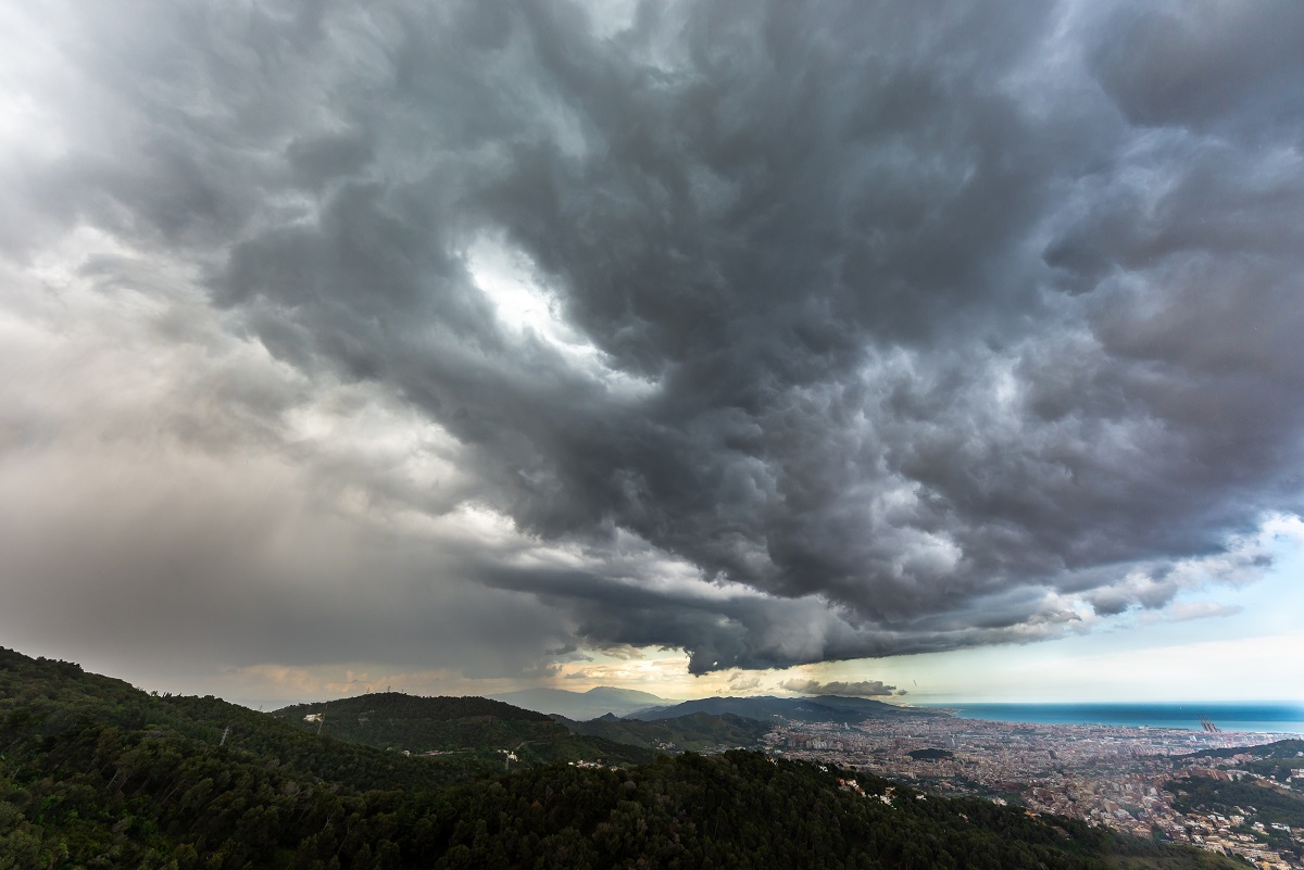 Una tormenta situada en el prelitoral de Barcelona, pasaba cerca de nuestra posición. Aunque la precipitación apenas nos tocó, sí que nos pasó por encima el arcus, muy amplio, con este aspecto de cielo caótico y amenazador.
