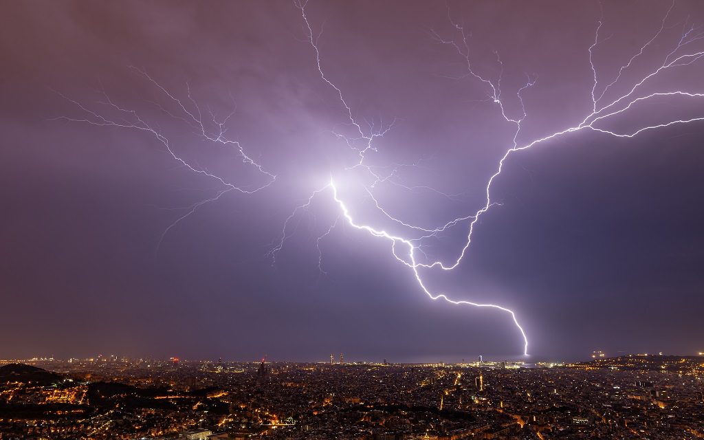 Una de las múltiples formas caprichosas que tomaron los rayos durante la tormenta de la madrugada del 14 de agosto en Barcelona
