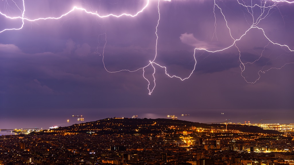 Una de las múltiples formas caprichosas que tomaron los rayos durante la tormenta de la madrugada del 14 de agosto en Barcelona
