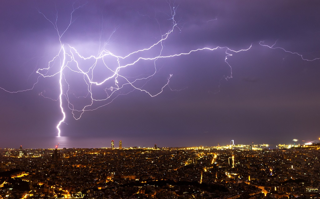 Una de las múltiples formas caprichosas que tomaron los rayos durante la tormenta de la madrugada del 14 de agosto en Barcelona.
