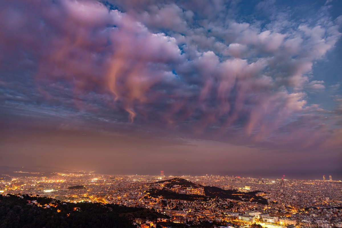 En la "hora azul" tras la puesta de Sol una capa de altocumulus floccus virga circula sobre la ciudad. Resulta especialmente llamativa la cantidad de virgas que dejan caer, siendo hasta 17 las cortinas de precipitación individuales que se pueden contar. La luz cálida de la ciudad ilumina las más cercanas a la trama urbana y confieren al conjunto una vistosidad especial.
