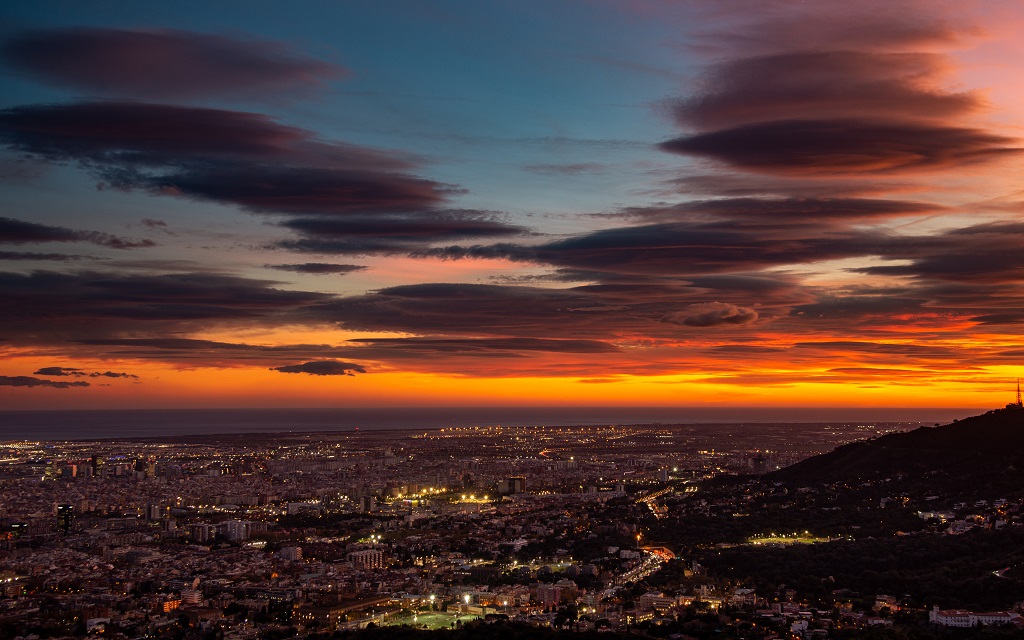 Lenticulares por doquier en la puesta de Sol.
