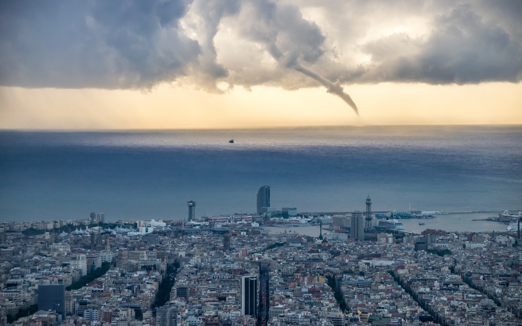 Rascando al mar (SEGUNDO PUESTO FOTOPRIMAVERA'2019) 
Imagen correspondiente a una tromba marina que durante varios minutos se paseó frente a la ciudad de Barcelona la mañana del 24 de abril. 
