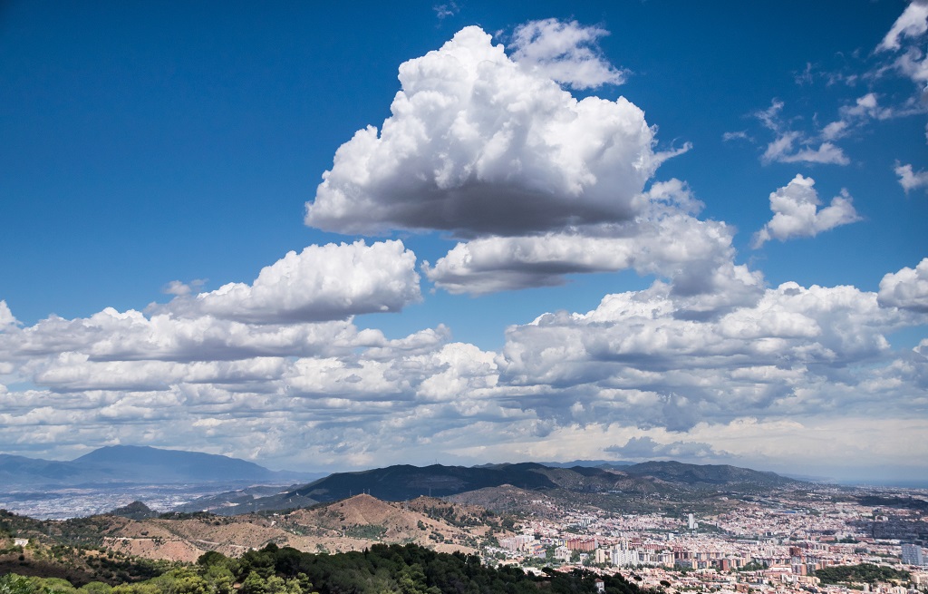 Cumulus mediocris
Distribución a modo de un escuadrón o pelotón de cumulus mediocris en el cielo de Barcelona
