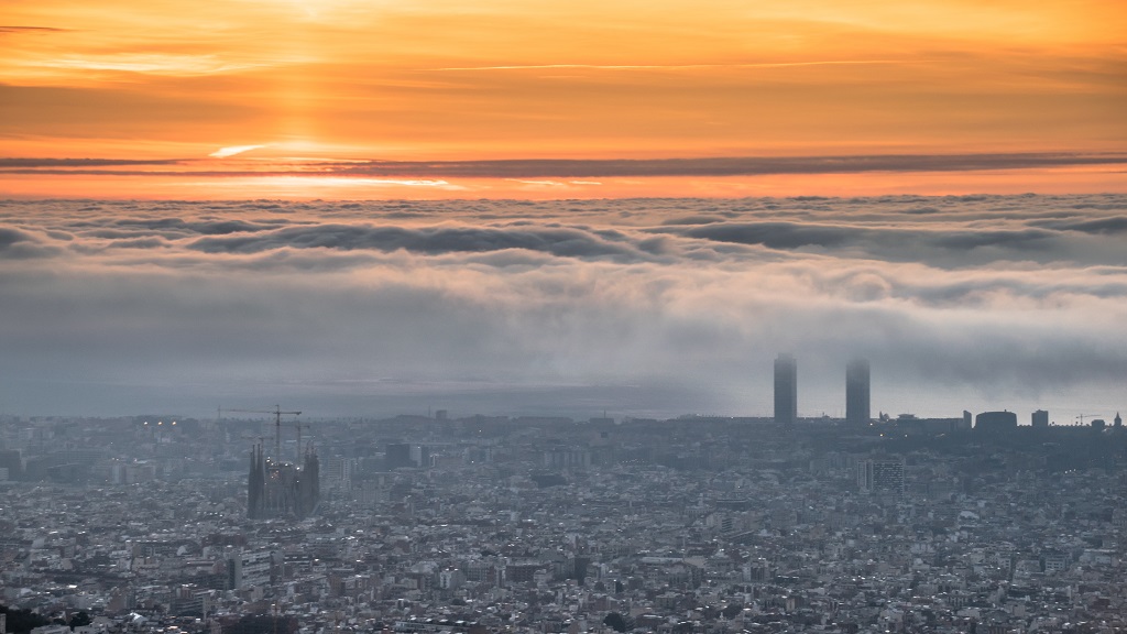 Mar de nubes y pilar de sol
Rara combinación de fenómenos meteorológicos en Barcelona. Nubes stratus muy bajas en primera línea de mar, poco antes de la salida del Sol. La nubes altas también presentes en ese momento propician la aparición de un pilar de Sol.
