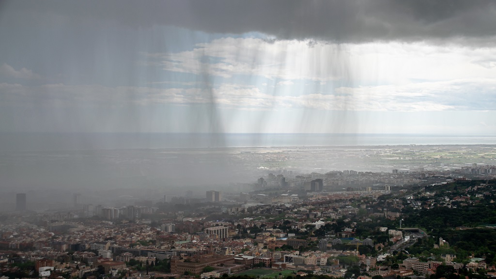 Jarreando
Cortinas de precipitación  muy intensa y localizadas sobre algunos barrios de Barcelona
