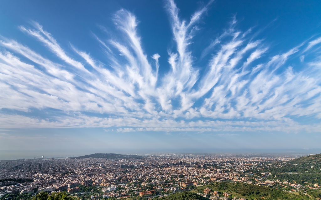 Cirrus radiatus
"Perspectiva de nubes altas"

Alineación casi perfecta de bandas de nubes altas cirrus radiatus sobre la ciudad de Barcelona

