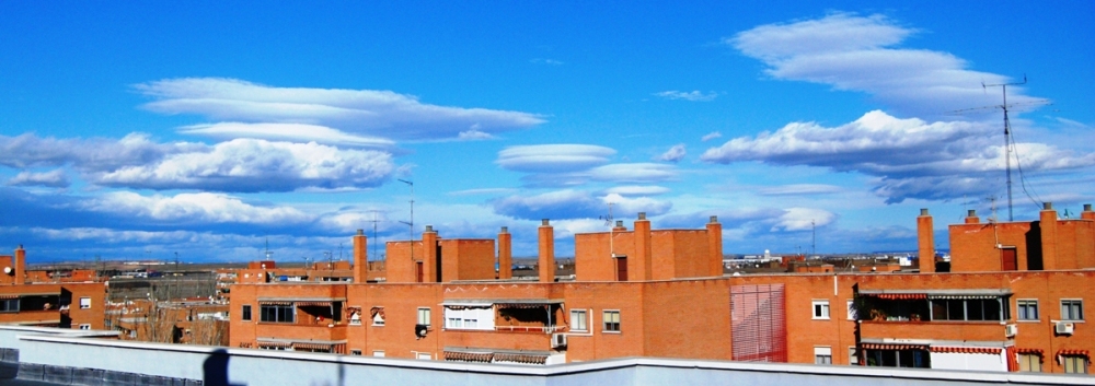 Lenticulares sobre el tejado
Grupo de lenticulares sobre Alcalá de Henares.
