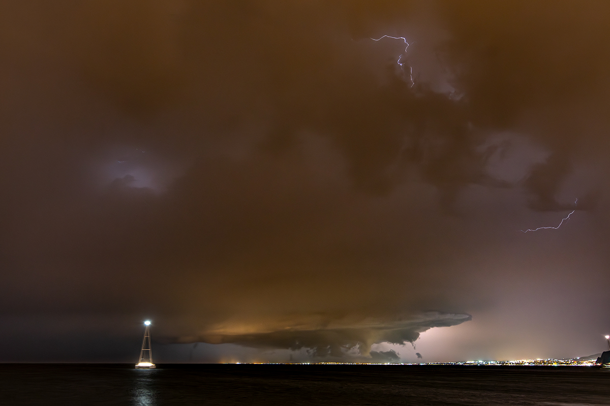 Supercelula colosal severa y Tornadica en la bahía de Almería. Dejo al menos un tornado efímero entre Roquetas y Las Norias de camino a El Ejido. Y una granizada muy severa en el Ejido con piedras muy compactas de entre 6/8 cm y también en Las Norias y Dalias.
