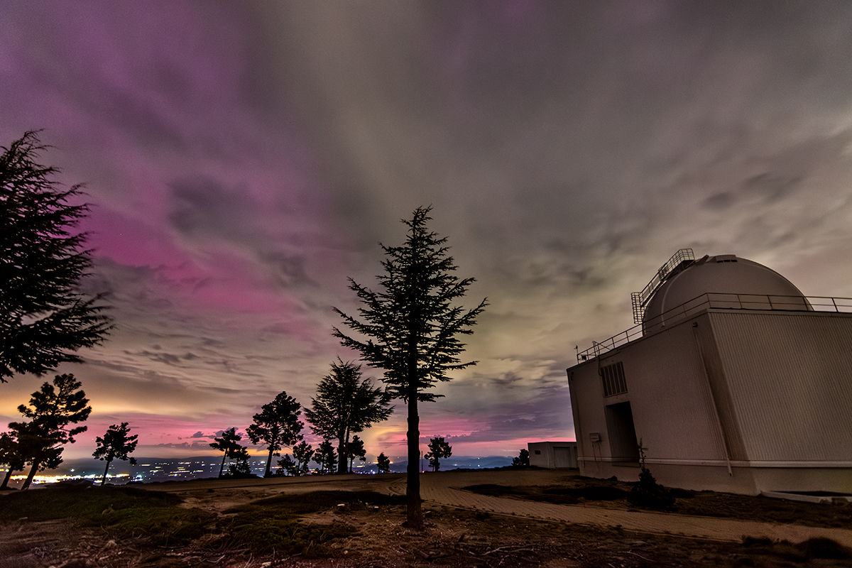 Extraordinaria tormenta solar geomagnética severa, tipo G5 y Kp9, que tiño los cielos nocturnos de rosa en el sur de España
