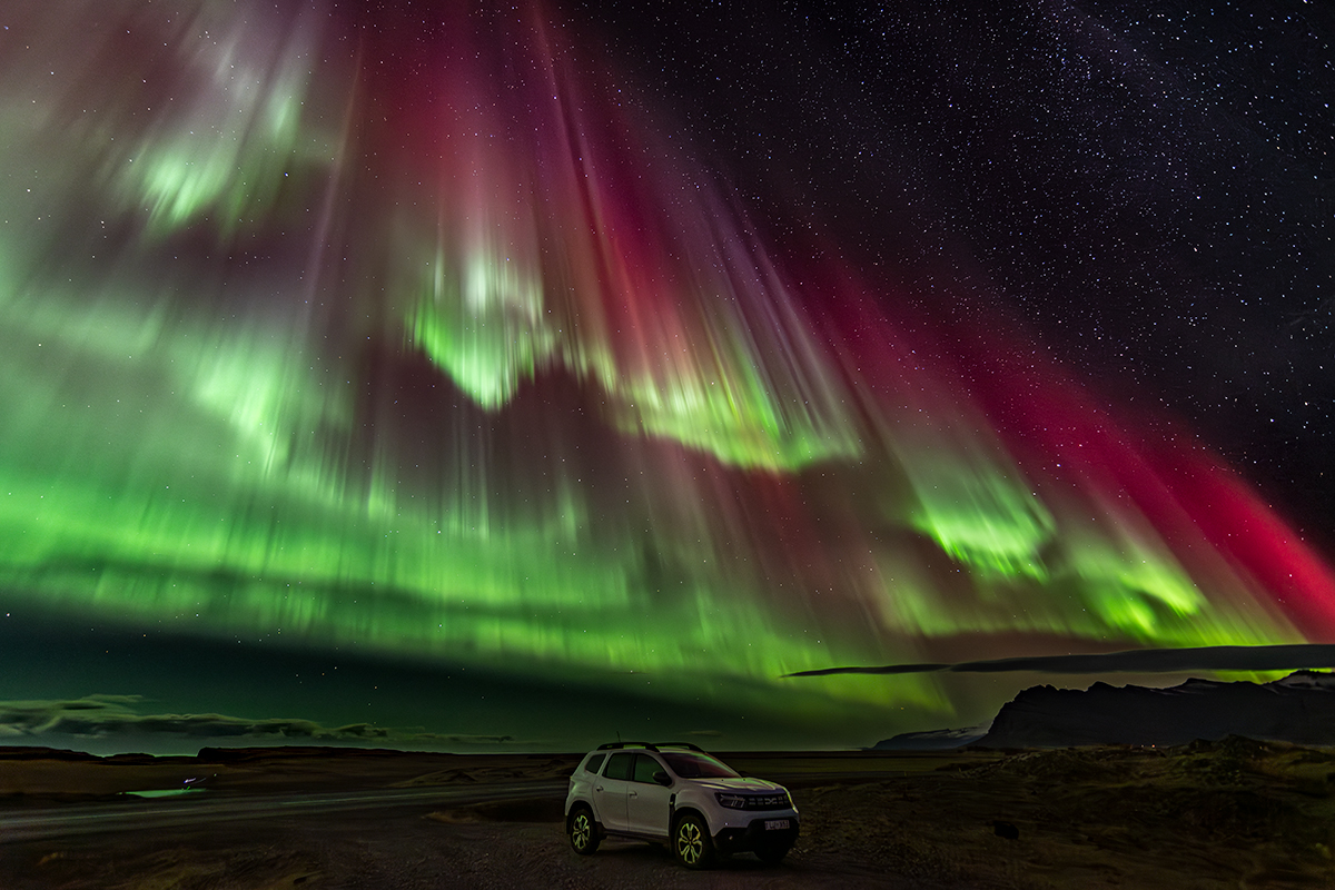 Explosión de sub tormenta solar en Islandia. Pilares supernumerarios con colores y formas que parecen irreales. Imagen que parece diseñada por alguna IA de ordenador, pixelando el mismo cielo. Donde la velocidad, intensidad de los pilares, su verticalidad o el desafío de tonos y colores bajo el negro lienzo de las estrellas, hacen de la foto un muro y frontera de la realidad.
Hablar de este país de fantasía y maravillas, es recordar esas amplitudes de escenario que se miden en inmensidades. Ese contraste tan abrupto y brutal de paisajes. Y de noche trasmutaban bajo las luces del norte.
