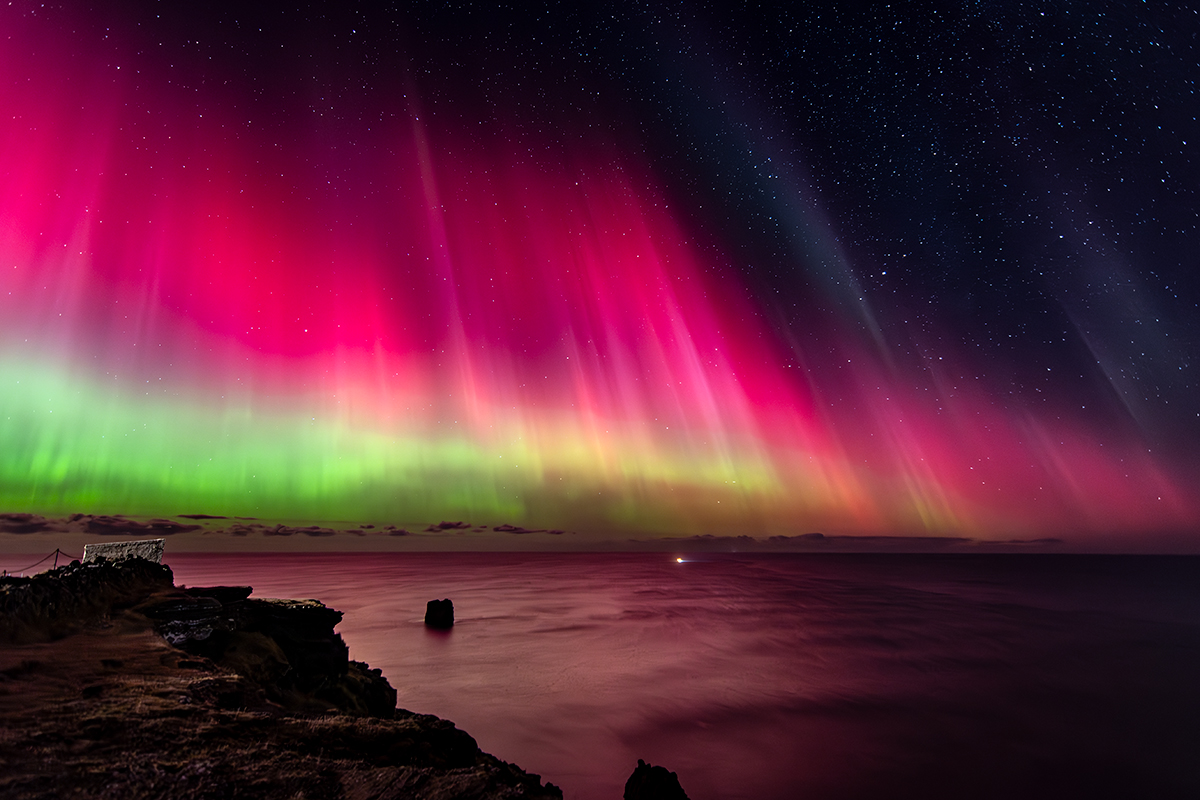 Increíble explosión de Aurora Boreal, desde un acantilado a gran altura en Islandia
