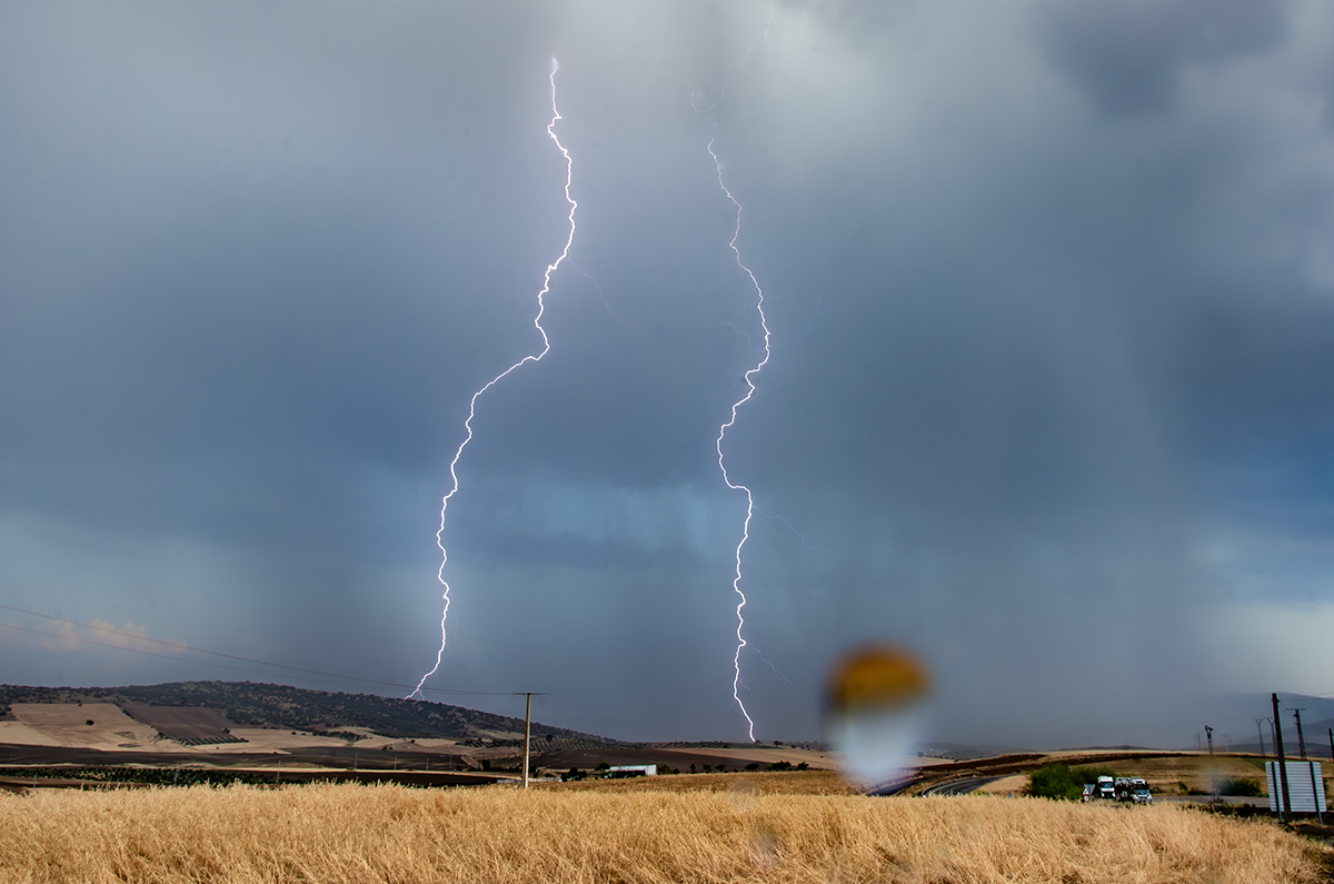 Tormenta primaveral al atardecer, dejando múltiples descargas a tierra.
