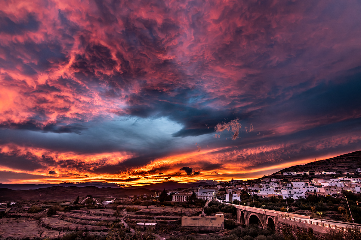 Colosal atardecer con candilazo de colores, tonos y juegos de luces y sombras imposible.
