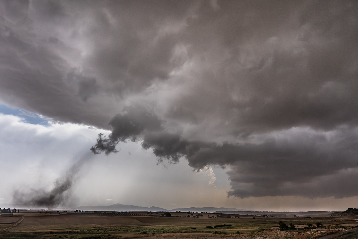 Enganchado al frente de racha de la Supercelula severa, este Gustnado que toco tierra por instantes, conectando suelo y nubes.
