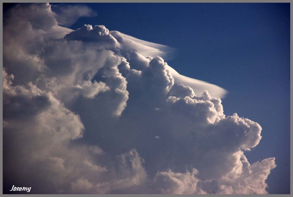 "Creciendo a toda Velocidad"
En esta fotografia se pueden observar varios pileus asociados al desarrollo tan potente y rapido de este cumulonimbus.
