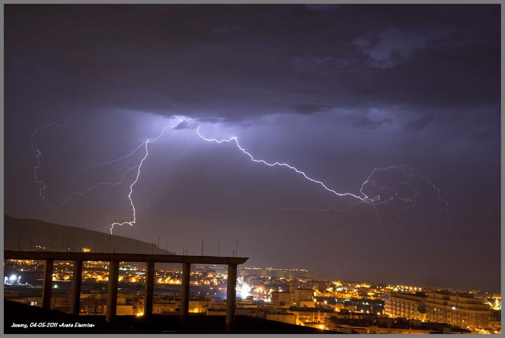 "Araña Electrica"
Fotografía tormada a las 4 de la madrugada de ese día, mirando hacia Aguadulce-Almería. Noche de multifocos tormentosos de muy breve tiempo de vida y rapida genesis, lo que hacia dificilisimo capturar un buen rayo.
