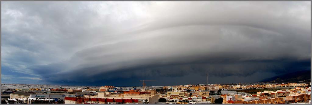 "Intimidatoriamente Hermoso"
Panoramica compuesta por dos fotos, para poder mostrar toda la estructura del "Arcus-Shell-Clouds" acercandose de forma magestuosa...
