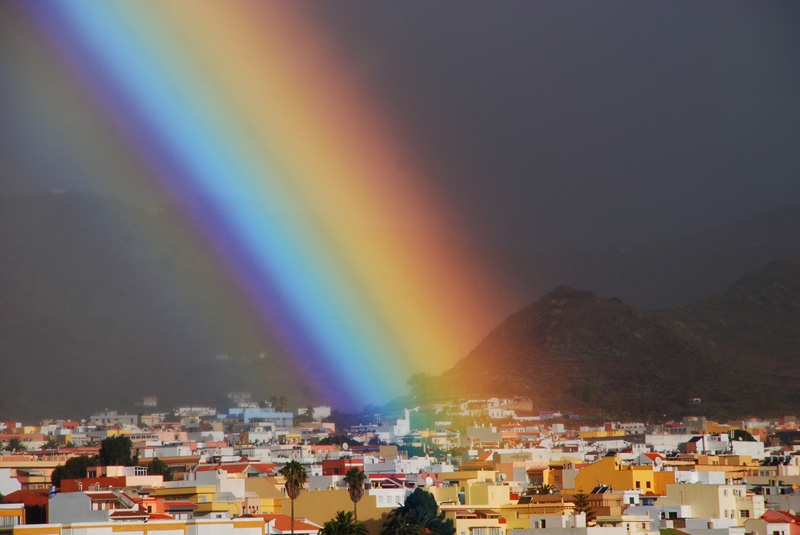 "Arco de color" (III)
El arco iris es un fenómeno óptico muy común en otoño e invierno en el área metropolitana de S/C de Tenerife. Las nubes bajas que vienen del Norte quedan retenidas en las montañas de Anaga, al norte de la capital. Se produce la típica lluvia orográfica a barlovento y en la parte central de la montaña, mientras que, a veces, las nubes que pasan por encima de la cresta descienden por el lado de sotavento, al Sur, deshaciéndose por efecto föehn, quedando el tiempo soleado. Entonces, con la precipitación que ar
Álbumes del atlas: arco_iris_primario ZEPM