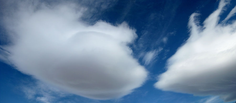 "Lenticulares Enfrentadas" / "Face to Face"
I took this picture on a windy day. What impressed me most, was how both clouds were looking at each other.
