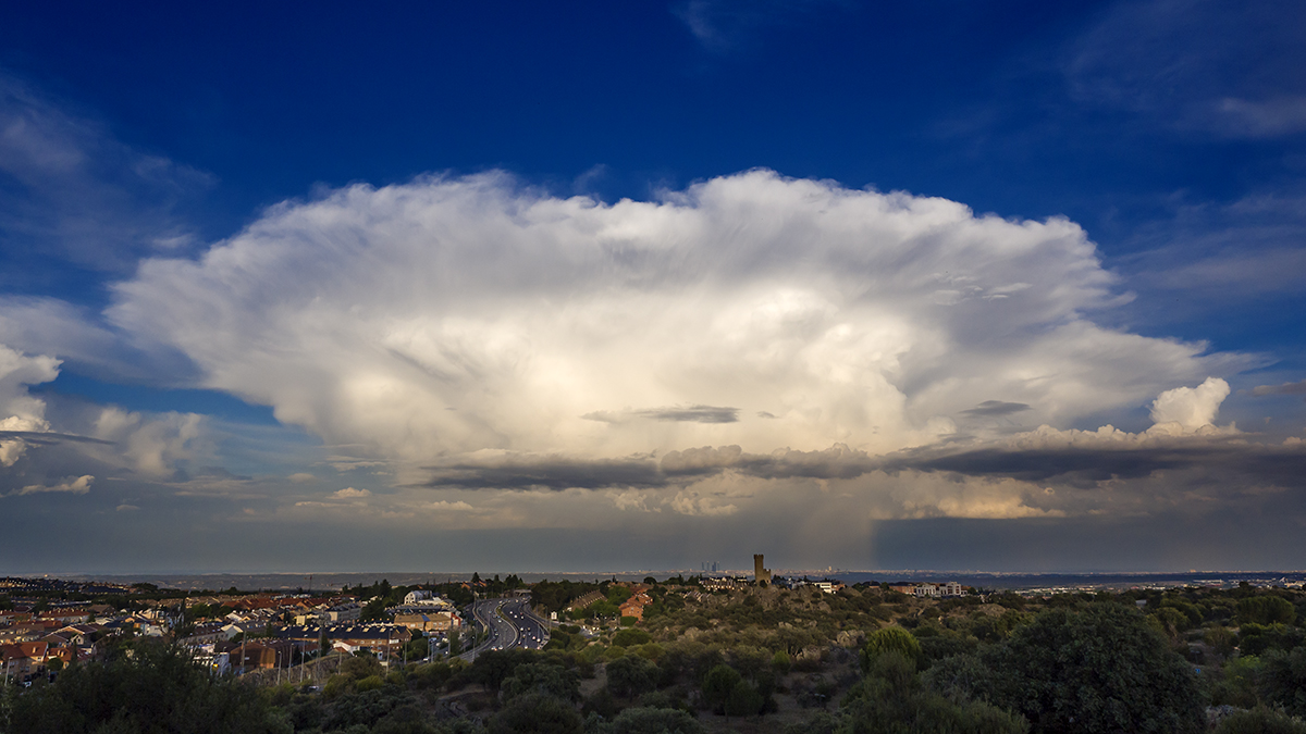 Los cumulonimbus son el rey de las nubes, las que están asociadas a las tormentas y nunca defrauda contemplarlo a distancia como este magnífico ejemplar situado sobre el este de la ciudad de Madrid, fotografiado desde Torrelodones, a unos 35 kilómetros de distancia.
