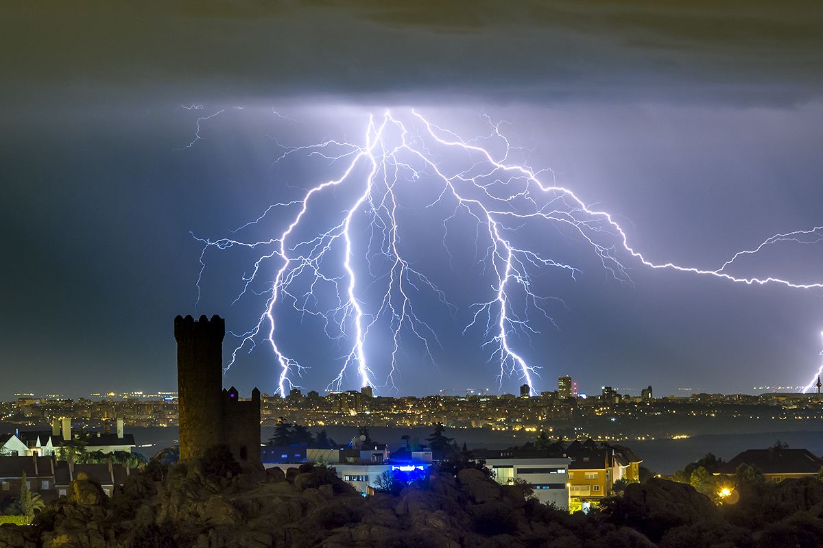 Siempre es un espectáculo ver como una tormenta nocturna va descargando su furia eléctrica en forma de rayos, como estos  4 procedentes de una misma descarga eléctrica sobre el este de Madrid.
