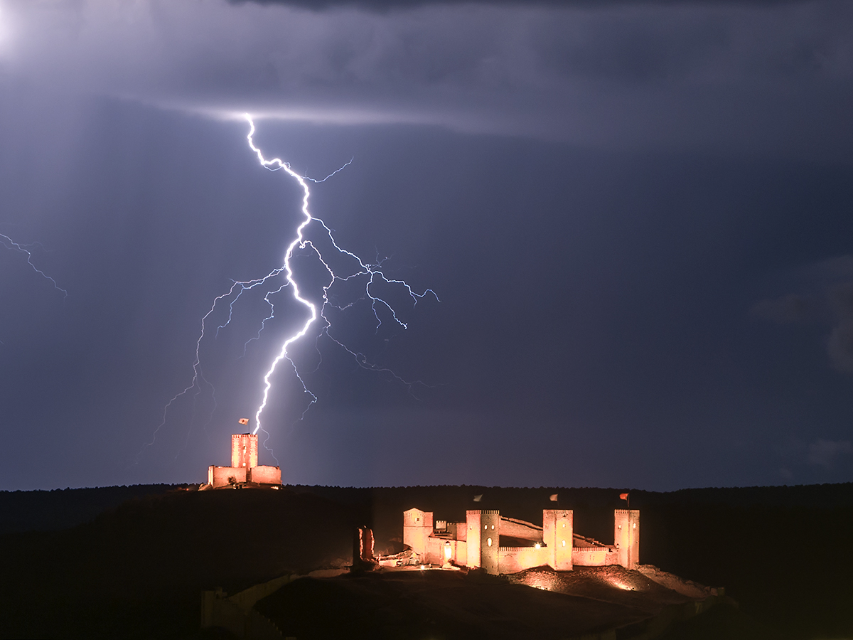 El castillo de la localidad de Molina de Aragón, también llamado fortaleza de Molina de los Caballeros, al norte de la provincia de Guadalajara, sirve como acompañante a este gran rayo que se produjo durante las tormentas vespertinas y nocturnas en las puertas del verano del 2023.
