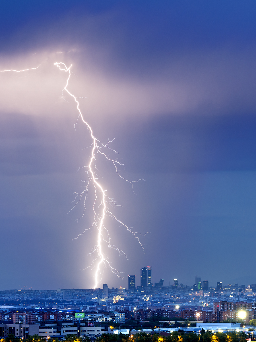 Son escasas las tormentas de media tarde sobre la capital, pero al caer la noche aumentan algo en frecuencia, como esta tormenta nada más empezar el mes de septiembre del 2023, dejándonos este espectacular rayo.
