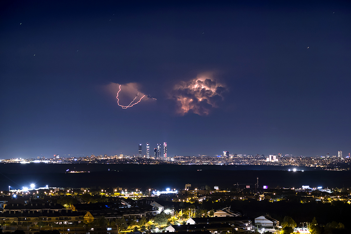 Algo más frecuentes son las tormentas vespertinas y nocturnas sobre las provincias de Cuenca y Guadalajara, donde, si los cielos son claros y con buena visibilidad, nos ofrecen estas vistas de los cumulonimbus eléctricos vistos a más de 100 kilómetros de distancia desde Torrelodones.
