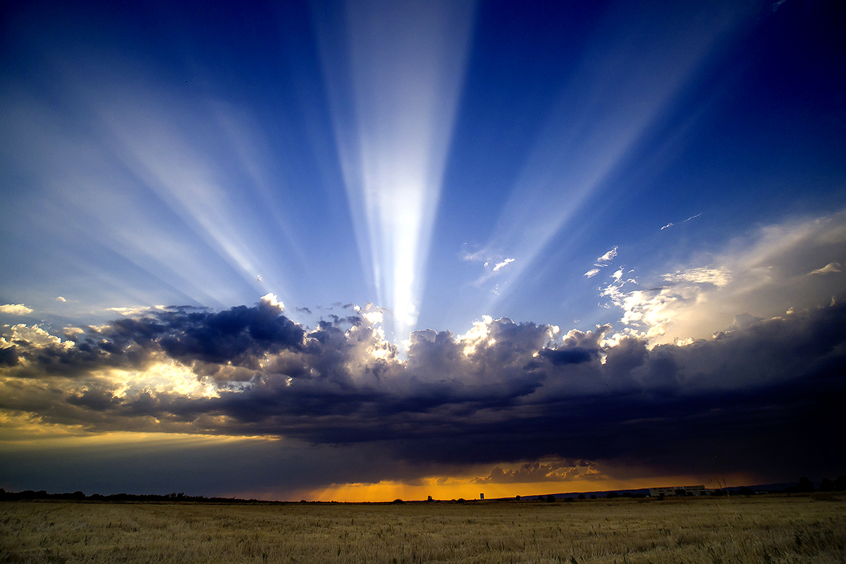 No todo van a ser tormentas y rayos, así que aquí vemos este juego de rayos crepusculares que parecen salir desde un único punto de la nube. El sol, realmente, aún no se había puesto sobre el horizonte y aún estaba detrás de estos cúmulos.
